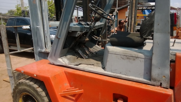 1ชายด่วนๆ รถยกโตโยต้า ยก 7 ตัน เสาสูง 3 เมตร เครื่องดีเซล เกียร์ออโต้