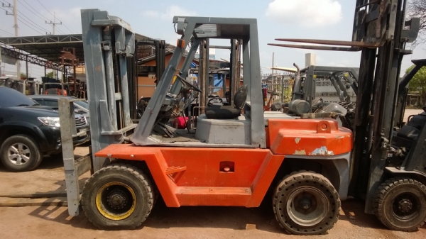 1ชายด่วนๆ รถยกโตโยต้า ยก 7 ตัน เสาสูง 3 เมตร เครื่องดีเซล เกียร์ออโต้