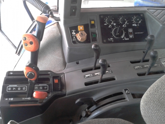 ขายรถไถฟอร์ด  FORD  NEWHOLLAND  8340  4WD