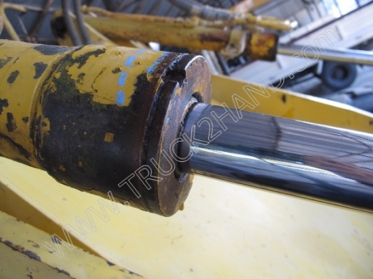 รถตักล้อยาง  ยี่ห้อ KOBELCO  LK300A