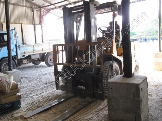 รถฟอร์คลิฟต์ ยี่ห้อ TCM  ยกได้ 3 ตัน