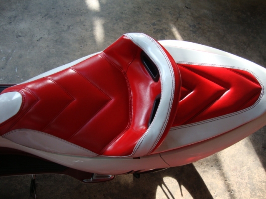 ขายเบาะ VIP สีขาว + แดง สภาพดีมาก PCX 150 ราคา 1000.- ขายเบาะ VIP สีขาว + แดง สภาพดีมาก PCX 150 ราคา 1000.-