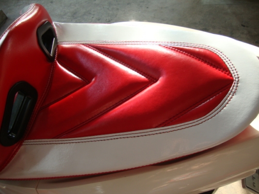 ขายเบาะ VIP สีขาว + แดง สภาพดีมาก PCX 150 ราคา 1000.- ขายเบาะ VIP สีขาว + แดง สภาพดีมาก PCX 150 ราคา 1000.-