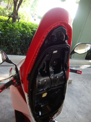 ขายเบาะ VIP สีขาว + แดง สภาพดีมาก PCX 150 ราคา 1000.- ขายเบาะ VIP สีขาว + แดง สภาพดีมาก PCX 150 ราคา 1000.-