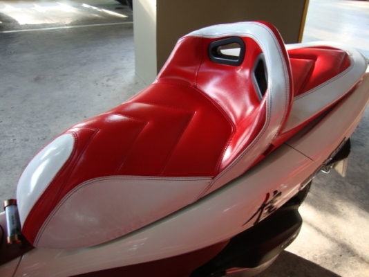 ขายเบาะ VIP สีขาว + แดง สภาพดีมาก PCX 150 ราคา 1000.-