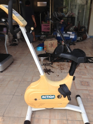 เครื่องออกกำลังกาย แบบ จักรยานนั่งปั่น