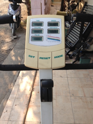 เครื่องออกกำลังกาย แบบ จักรยานนั่งปั่น