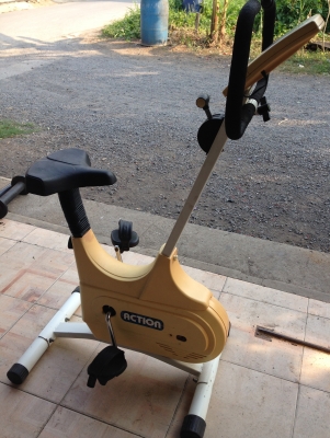 เครื่องออกกำลังกาย แบบ จักรยานนั่งปั่น