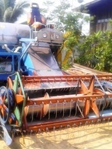 รถเกี่ยวข้าว ท เจริญการช่าง รองกระสอบ