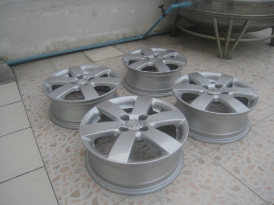 ขายล้อแม็กมือสอง suzuki swift 15"x5.5" et45 4 รู 100 ทำสีใหม่ สีเงิน ไม่มีซ่อม  สนใจติดต่อเล็กคลองสาม (081-3747940)
