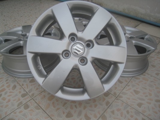 ขายล้อแม็กมือสอง suzuki swift 15"x5.5" et45 4 รู 100 ทำสีใหม่ สีเงิน ไม่มีซ่อม  สนใจติดต่อเล็กคลองสาม (081-3747940)