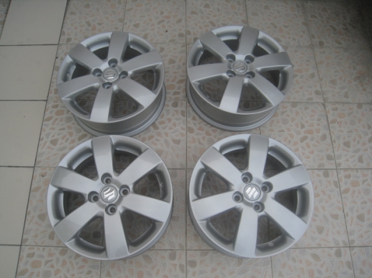 ขายล้อแม็กมือสอง suzuki swift 15"x5.5" et45 4 รู 100 ทำสีใหม่ สีเงิน ไม่มีซ่อม  สนใจติดต่อเล็กคลองสาม (081-3747940)