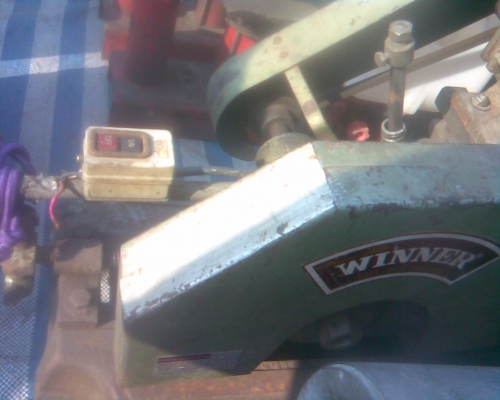 เครื่องตัดเหล็กวินเนอร์มอเตอร์ 3 แรงตัวนี้ครบทุกอย่างครับสภาพพร้อมใช้งานมอเตอร์ขนาด 3  แรงมีที่บังสายพานครับเป็นของวินเนอร์ครับราคานี้คุ้มมากครับ