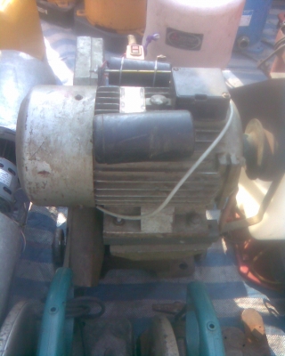 เครื่องตัดเหล็กวินเนอร์มอเตอร์ 3 แรงตัวนี้ครบทุกอย่างครับสภาพพร้อมใช้งานมอเตอร์ขนาด 3  แรงมีที่บังสายพานครับเป็นของวินเนอร์ครับราคานี้คุ้มมากครับ