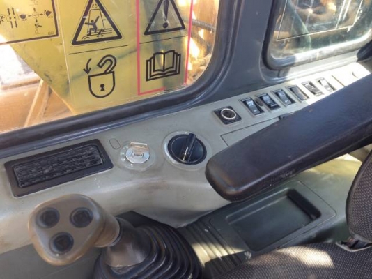 ขายรถแบคโฮ KOMATSU PC130-6 ทำงาน 6000 ชั่วโมง ปี2003 มี VDOครับ ระบบไฟฟ้าเต็ม รถนอกนำเข้าสภาพสวย ทำเล่ม