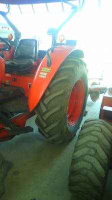 รถไถ KUBOTA M6040 เลขชั่วโมง 1,00X ชั่วโมง ชอบราคาเท่าไร ต่อรองได้ครับ