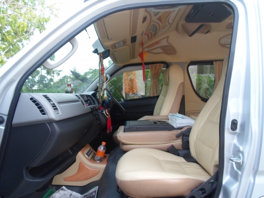 ขายด่วน รถตู้ commuter 2011 สีบรอนซ์ เครื่องดีเซล