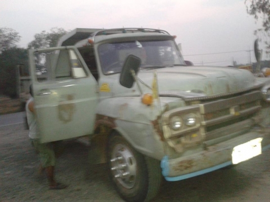 หกล้อดัมพ์หัวยาว  เครื่องอีซุซุ 165 พวงมาลัยพาวเวอร์  อุปกรณ์แอร์มี ยาง 900 ใหม่ทั้งหกเส้น  เครื่องดีคันซีสวย ภาษีเต็ม