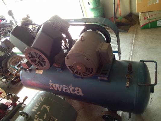 ขายปั้มลมเก่าญี่ปุ่น ยี่ห้อ iwata ขนาด 10แรงม้า ไฟ380 vสภาพสวยมากพร้อมใช้งานทันที