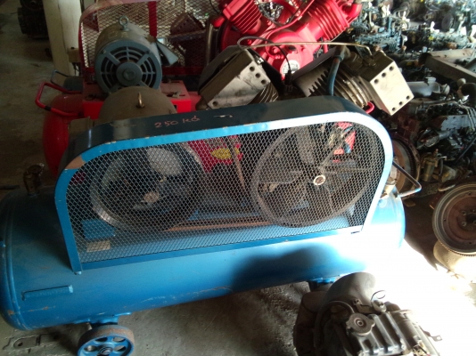 ขายปั้มลมเก่าญี่ปุ่น ยี่ห้อ iwata ขนาด 10แรงม้า ไฟ380 vสภาพสวยมากพร้อมใช้งานทันที