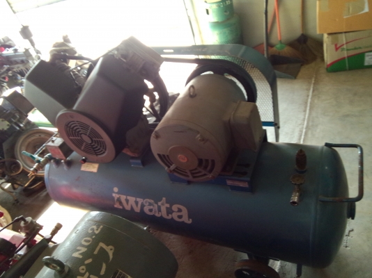 ขายปั้มลมเก่าญี่ปุ่น ยี่ห้อ iwata ขนาด 10แรงม้า ไฟ380 vสภาพสวยมากพร้อมใช้งานทันที