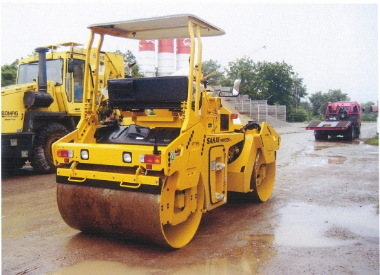 รถบดถนนสั่นสะเทือนล้อเหล็กคู่ SAKAI รุ่น SW652H-1K