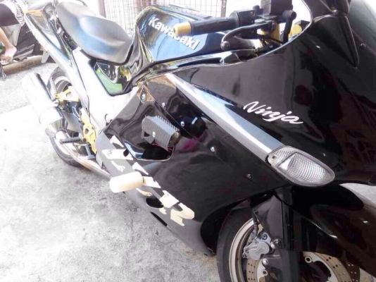 ธารนนทบุรี//ขาย kawasaki zzr1100 ปี96 สวยๆระบบไฟสมบูรณ์ ราคา87,000บาท อินวอยท์แท้+พ.ร.บ