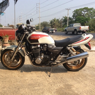 ธารนนทบุรี//ขาย honda cb1300 ปี2000 สวยเดิม ระบบไฟสมบูรณ์ ราคา125,000บาท อินวอยท์+ส.พ.ม สำเนา+พ.ร.บ