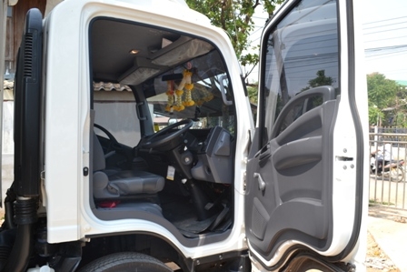 ขายด่วน รถบรรทุก 6 ล้อ ISUZU NQR 175 HP Year 2013