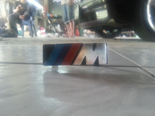 โลโก้ติดกระจังหน้า E30