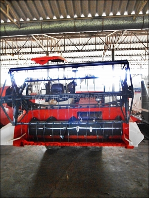 ขายรถเกี่ยวนวดข้าว รุ่น KUBOTA DC-60