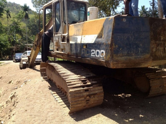 รถแบคโฮ KOMATSU  PC 200 - 5   สนใจติดต่อ  081 - 6079515