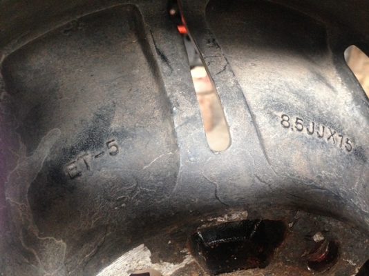 ขายล้อแม็กขอบ 15x8.5 ET-5 พร้อมยางถูกๆ ขายล้อแม็กขอบ 15x8.5 ET-5 พร้อมยางถูกๆ