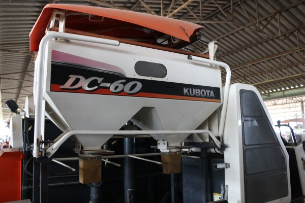 รถเกี่ยว KUBOTA DC60 พร้อมใช้สุดๆ มีแค่ 1 คันเท่านั้น รถเกี่ยว KUBOTA DC60 พร้อมใช้สุดๆ มีแค่ 1 คันเท่านั้น