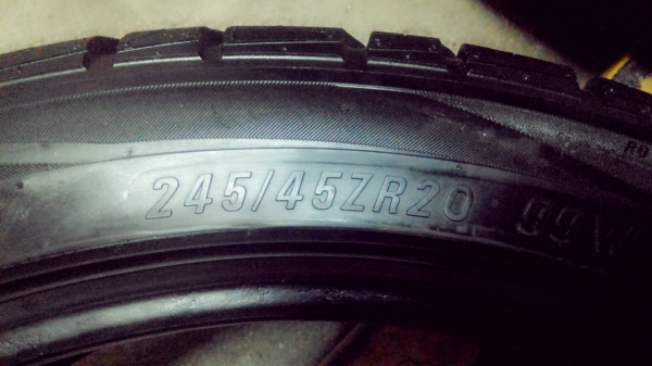 ขายยางMAXXISขอบ20ราคาถูก ปี 11ปลายปีสวยๆดอกยาง90\%