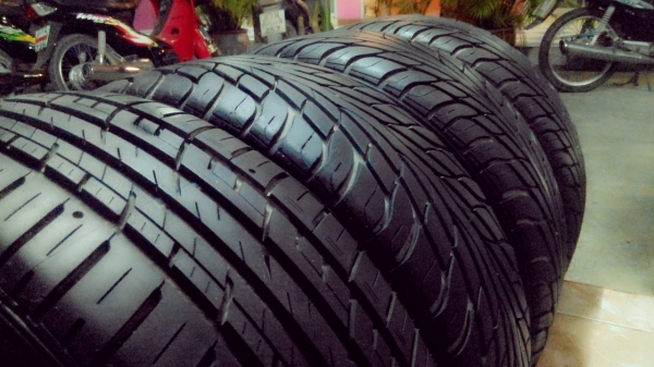 ขายยางMAXXISขอบ20ราคาถูก ปี 11ปลายปีสวยๆดอกยาง90\%