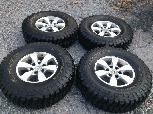 ขายแม็ก TOYOTA 6รู พร้อมยางTHUNDERER 285/75R16 ยางปี11 ดอกยางสวยลึกเท่ากันไม่ร้าวไม่แตกลายสภาพยาง90\% 1 ชุด