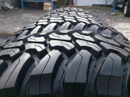 ขายแม็ก TOYOTA 6รู พร้อมยางTHUNDERER 285/75R16 ยางปี11 ดอกยางสวยลึกเท่ากันไม่ร้าวไม่แตกลายสภาพยาง90\% 1 ชุด