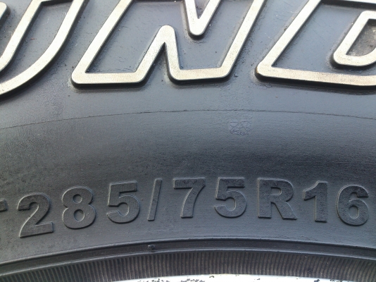 ขายแม็ก TOYOTA 6รู พร้อมยางTHUNDERER 285/75R16 ยางปี11 ดอกยางสวยลึกเท่ากันไม่ร้าวไม่แตกลายสภาพยาง90\% 1 ชุด
