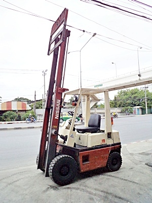 ขายรถยกนิสสัน 1.5 ตัน  เครื่องเบนซิน  กระบอกคู่ เสาสูง 3 เมตร ยางตันใหม่ 4 ล้อ  พวงมาลัยเพาเว่อร์  สีเดิมจากนอก นำเข้าจากญี่ปุ่น ใช้งานได้ทันที