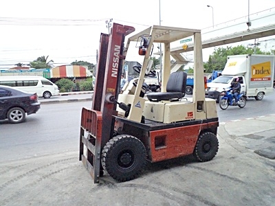 ขายรถยกนิสสัน 1.5 ตัน  เครื่องเบนซิน  กระบอกคู่ เสาสูง 3 เมตร ยางตันใหม่ 4 ล้อ  พวงมาลัยเพาเว่อร์  สีเดิมจากนอก นำเข้าจากญี่ปุ่น ใช้งานได้ทันที