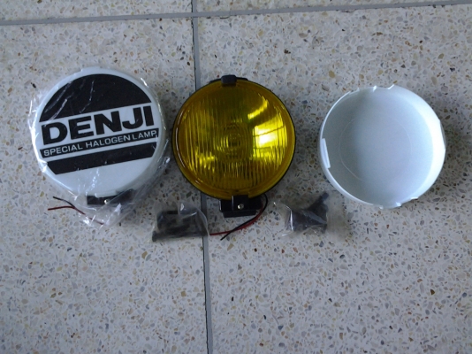 ขายไฟสปอร์ตไลท์ ไฟสีเหลืองและไฟสีขาว มีทั้ง12 v. และ 24 v. คับ