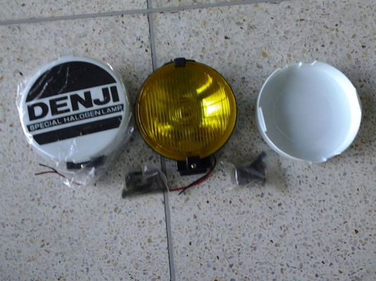 ขายไฟสปอร์ตไลท์ ไฟสีเหลืองและไฟสีขาว มีทั้ง12 v. และ 24 v. คับ