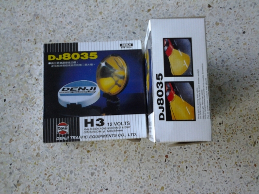 ขายไฟสปอร์ตไลท์ ไฟสีเหลืองและไฟสีขาว มีทั้ง12 v. และ 24 v. คับ