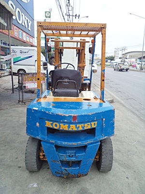 ขายรถยกโคมัสสึ 2 ตัน (รถสวย) เครื่องเบนซิน กระบอกคู่ เสาสูง 3 เมตร  พวงมาลัยเพาเว่อร์  สีเดิมจากนอก นำเข้าจากญี่ปุ่น ใช้งานได้ทันที