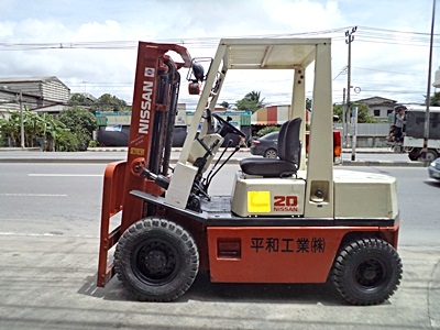 ขายรถยกนิสสัน 2 ตัน  เครื่องเบนซิน  กระบอกคู่ เสาสูง 3 เมตร   พวงมาลัยเพาเว่อร์  สีเดิมจากนอก นำเข้าจากญี่ปุ่น ใช้งานได้ทันที