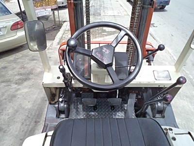 ขายรถยกนิสสัน 2 ตัน  เครื่องเบนซิน  กระบอกคู่ เสาสูง 3 เมตร   พวงมาลัยเพาเว่อร์  สีเดิมจากนอก นำเข้าจากญี่ปุ่น ใช้งานได้ทันที