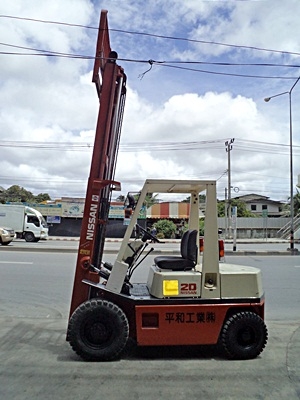 ขายรถยกนิสสัน 2 ตัน  เครื่องเบนซิน  กระบอกคู่ เสาสูง 3 เมตร   พวงมาลัยเพาเว่อร์  สีเดิมจากนอก นำเข้าจากญี่ปุ่น ใช้งานได้ทันที