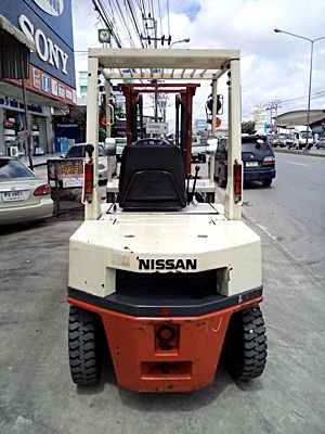 ขายรถยกนิสสัน 2 ตัน  เครื่องเบนซิน  กระบอกคู่ เสาสูง 3 เมตร   พวงมาลัยเพาเว่อร์  สีเดิมจากนอก นำเข้าจากญี่ปุ่น ใช้งานได้ทันที