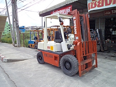 ขายรถยกนิสสัน 2 ตัน  เครื่องเบนซิน  กระบอกคู่ เสาสูง 3 เมตร   พวงมาลัยเพาเว่อร์  สีเดิมจากนอก นำเข้าจากญี่ปุ่น ใช้งานได้ทันที